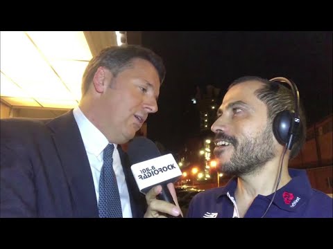 Renzi canta Rimmel di De Gregori, la dedica a Zingaretti: "Le tue labbra spediscile a un altro"
