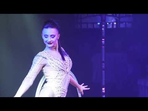 #2858- Sexy hula hoop act - UA