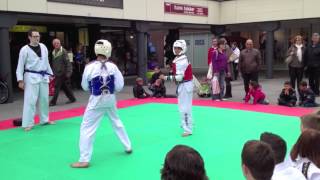 preview picture of video 'Demo Taekwondo 28 April 2012 in het City Centrum'