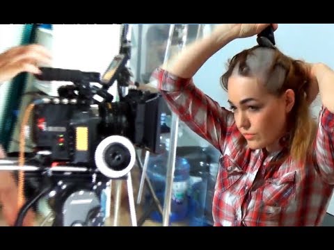 SYUTING GADIS CANTIK Gunduli kepalanya