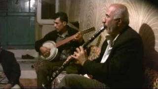 preview picture of video 'Mustafa Ölmez (klarnet) & Ali Alptekin (cümbüş) - 3/7 Tepte (Koru Köyü) Arapgir / Malatya'