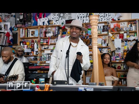 Video Youtube - Ne-Yo Membawakan Hitsnya Sebagai Penyanyi Dan Penulis Lagu Ke Meja Kecil NPR