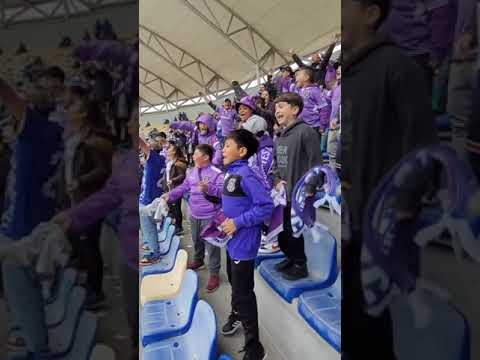 Pequeños hinchas de Deportes Concepción 🟣⚪🟣 alentando al León de Collao en el estadio Ester roa
