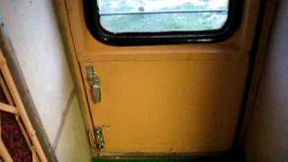 preview picture of video 'India's train door'