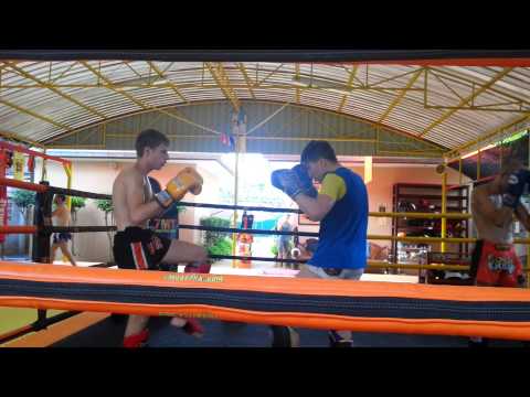 Mathias Gallo Cassarino e Melo Muay Farang Muay Thai sparring at 7 Muay Thai Gym