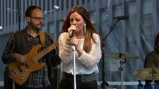 Sara Evans performs &#39;Slow Me Down&#39;