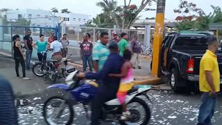 preview picture of video 'accidente san francisco de macoris frente al estadio julian javier 10/08/2013'