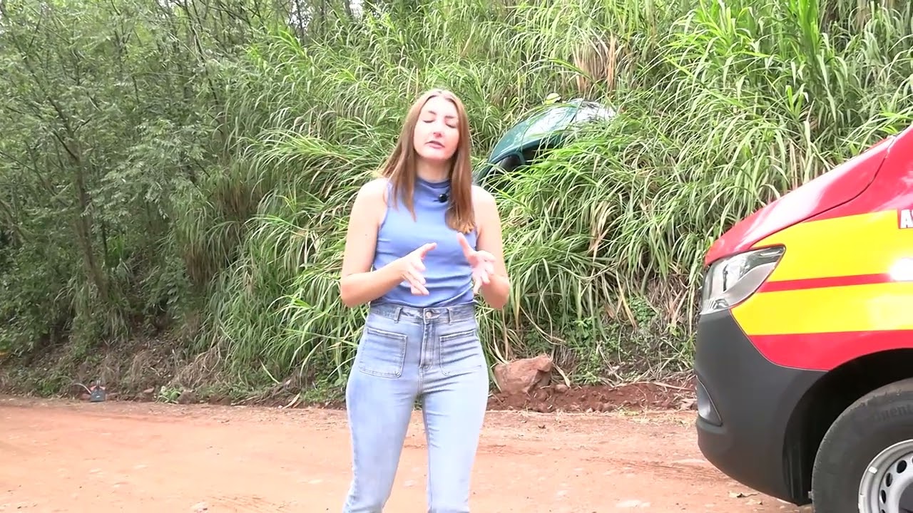 Veículo cai em ribanceira no interior de Itapiranga, com mulher e criança