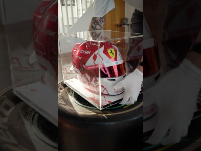 Vídeo relacionado con OPO 10 - Casco de Fórmula 1 Compatible con Ferrari F1: Mario Andretti 1982 - Escala 1/5 - CAS13
