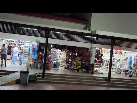 cancún comprando souvenirs