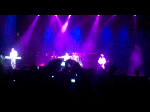 FAITH NO MORE - BILBAO LIVE ( 10-07-2010) - MIDLIFE CRISIS - (PATTON TSUNAMING OVER  THE CROWD)