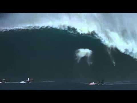 Vídeo mostra 'queda livre' de surfista havaiano em onda gigante de Jaws