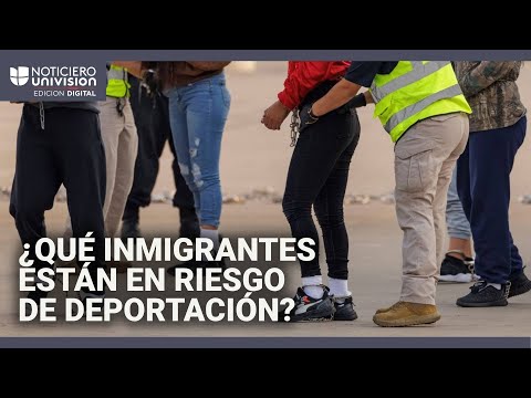 ¿Qué inmigrantes están en la mira del gobierno de Trump y tienen un mayor riesgo de ser deportados?