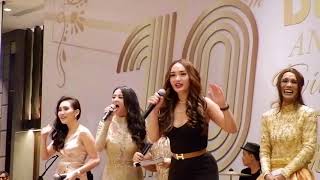 Nyanyi bareng Yuni shara di Anniversary Ke-10 DermaPro..