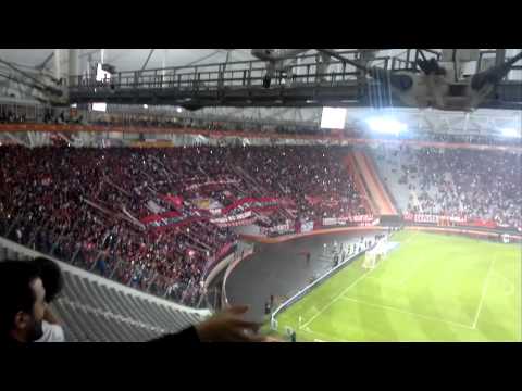 "Señores yo soy de Independiente, Rojo yo te persigo vs Huracan en el Estadio de la Plata" Barra: La Barra del Rojo • Club: Independiente