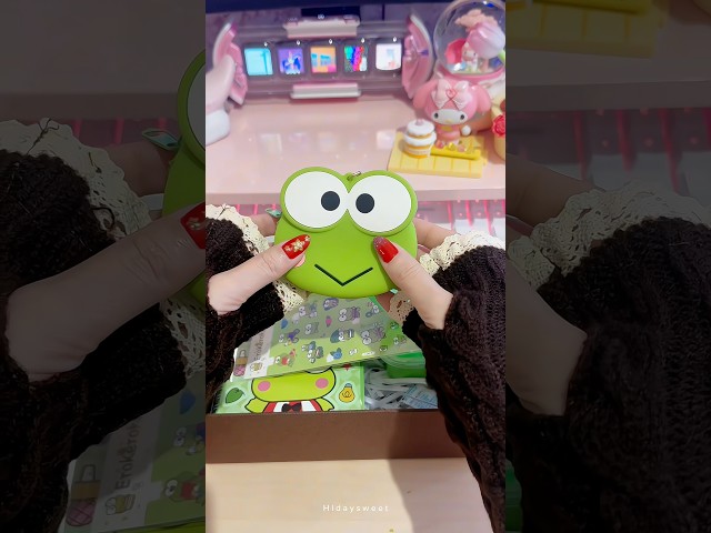 Vídeo relacionado con Sanrio Keroppi Frog Logo delantero y trasero Camiseta