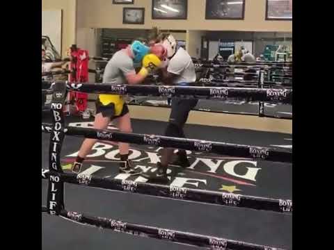 CANELO ALVAREZ EXCHANGES POWER SHOTS WHILE SPARRING WITH RONALD ELLIS
