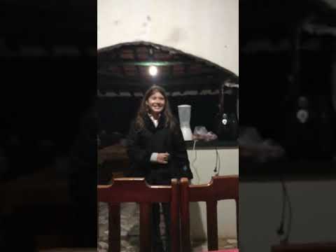 Beatriz contando piada