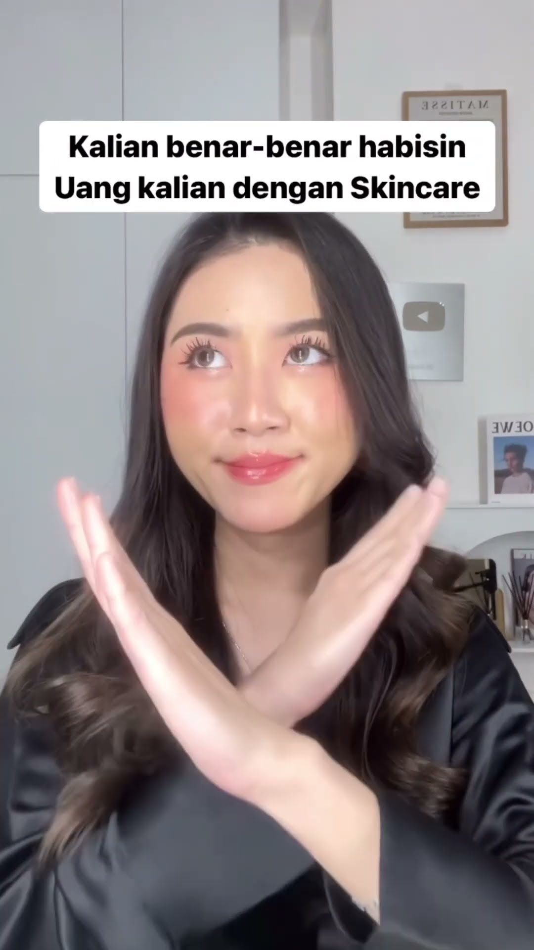 Say goodbye ke skincare mahal! 🌞 Jangan lupa, sunscreen dan pelembab adalah kunci kecantikanmu! 💧
