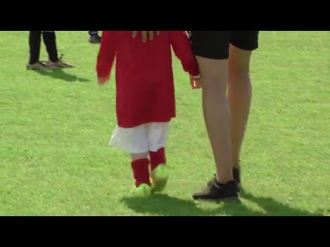 U6 spelertje op Jako Cup wordt omvergeknald maar speelt verder....respect