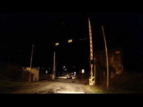 Passaggio a livello Castelnuovo Calcea di notte passaggio treno e alzamento barriere # Rail crossing