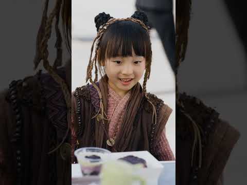 The Kung Fu Twins descend the mountain to find their relatives and fight the villains.