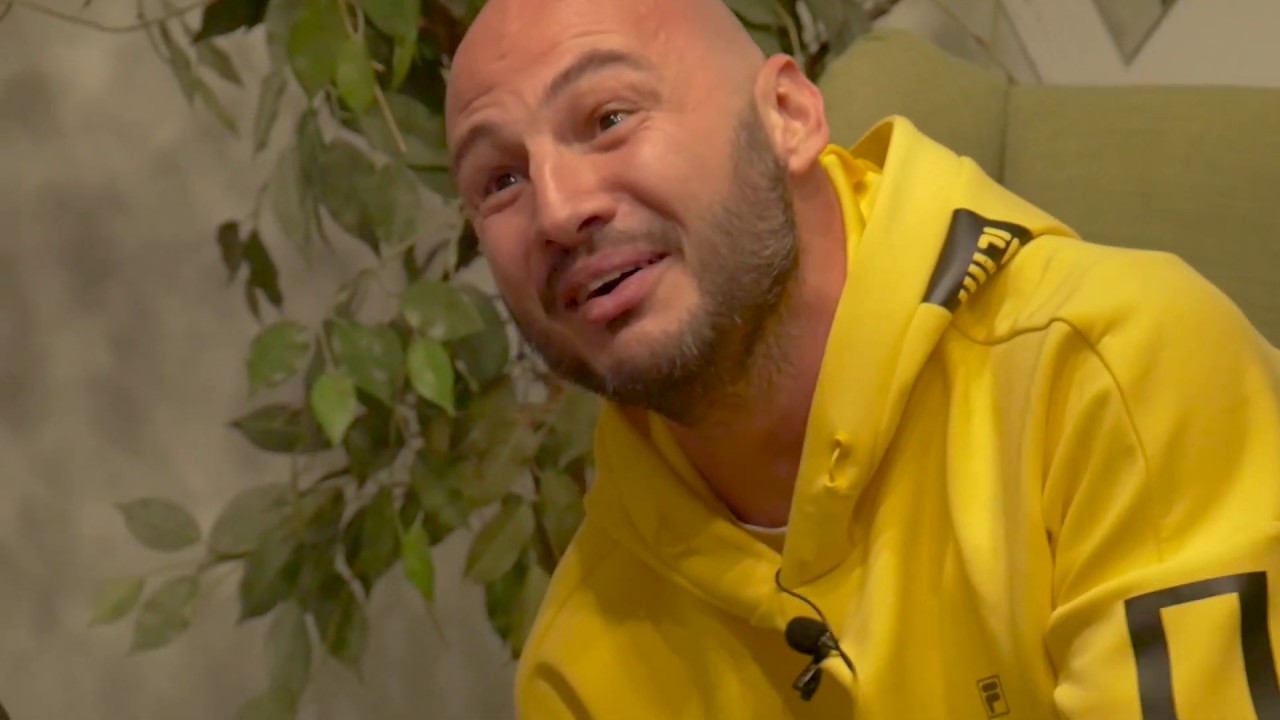 Aleks Curać Šarić stišće Trisku