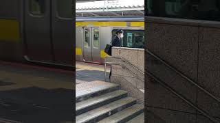 JR総武線(そうぶせん)@中野駅　発車シーン階段の向こうから