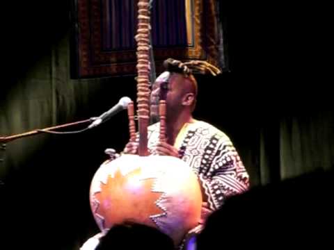 Mamadou Doumbiaによるcolaの演奏