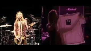 Jerry Cantrell Paying Tribute and Holding a T-shirt With Layne Staley&#39;s Photo on Stage (04/27/2002)