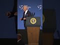 Pijnlijk moment: Biden verdwaalt op podium | #SHORTS