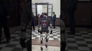 Dos Robot con inteligencia artificial recorren el Congreso de la República