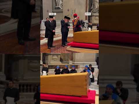 فيديو | الرئيس الإندونيسي السابق يقرأ الفاتحة لبابا الفاتيكان