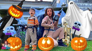 Download lagu DeeDee and Matteo Halloween Adventure Ghosts for K... mp3