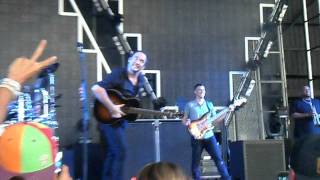 Dave Matthews Leads The Crowd To Cheer At Alpine Valley 7-6-12