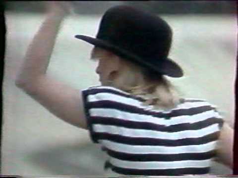Iveta Bartošová- SCHÁZÍŠ MI ČÍM DÁL VÍC