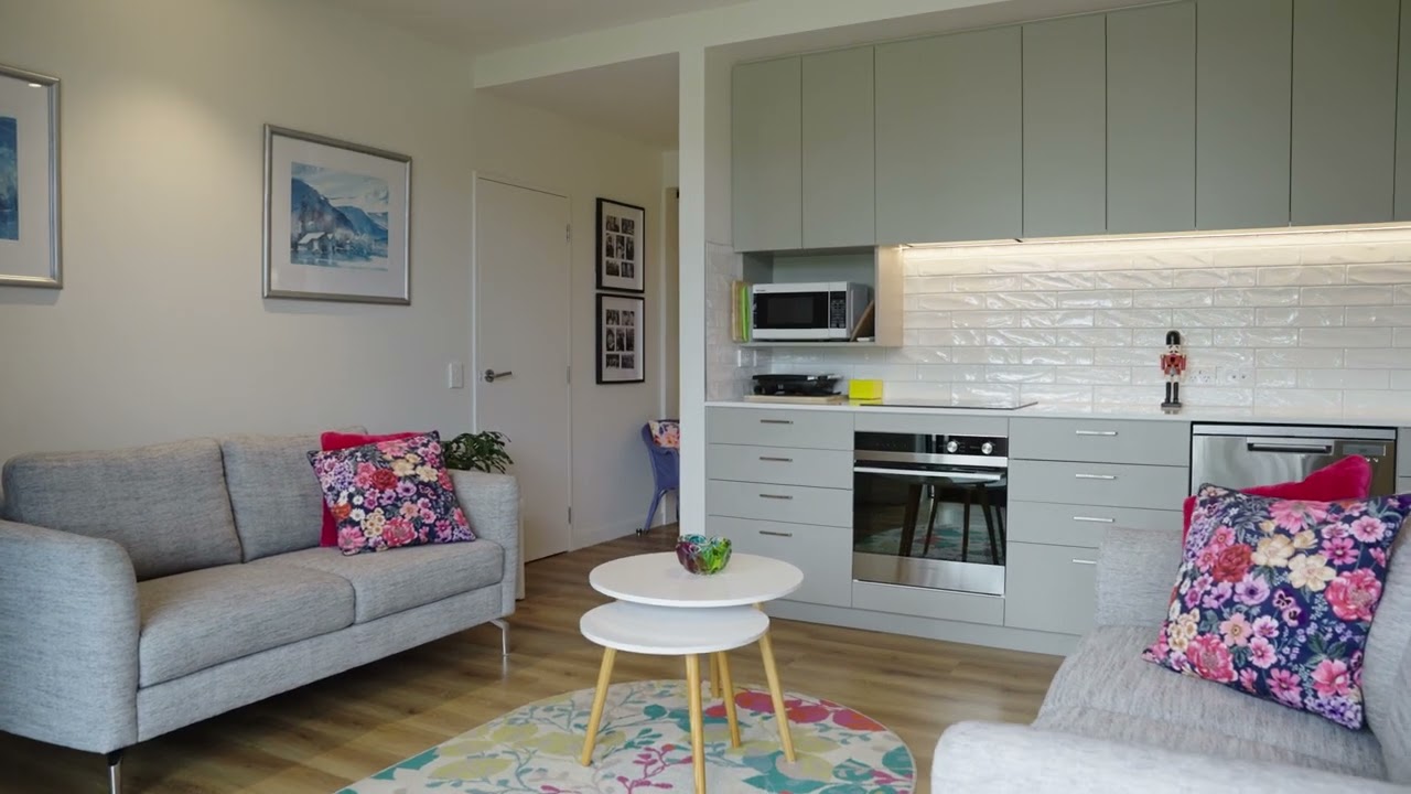 Video tour of Inner-City Style and Simplicity