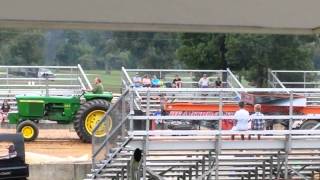 preview picture of video 'Earl Adcock tractor pulling'