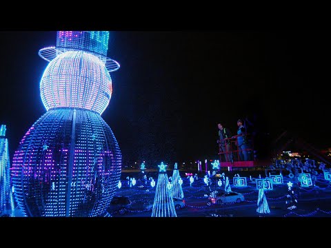 Heavyweight World of Illuminations is a Drive-Thru Wonderland - The Great Christmas Light Fight
