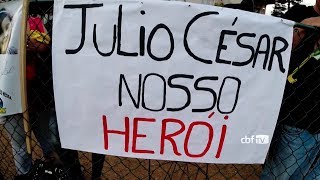 Julio Cesar atende torcedores após treinamento