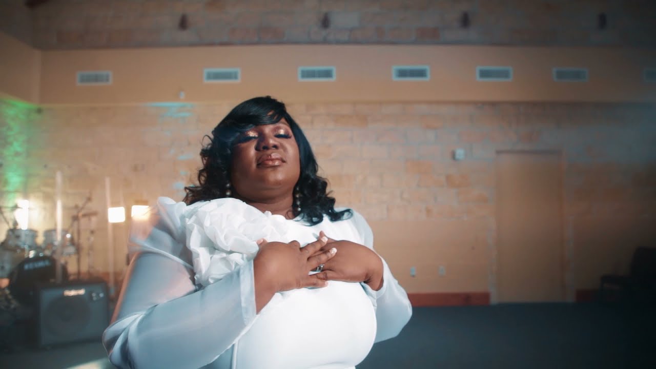 PLUS DE TOI (Clip Officiel).Debby Kouame ft Ugh Oufwey