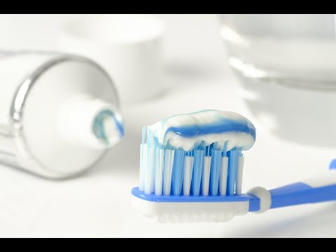 Czym zastąpić fluor w paście do zębów? Jaką pastę bez fluoru wybrać?