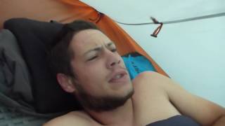 Sous la tente dans la montagne