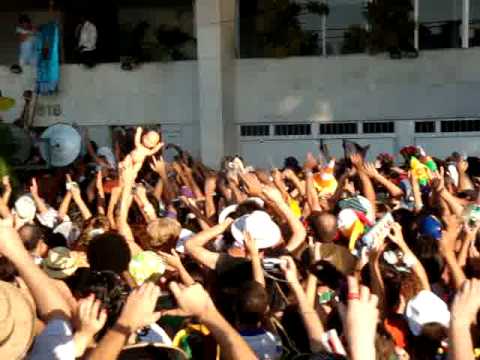 Carnaval Rio 2009 - Bloco Exalta Rei - Roberto Carlos acenando para a multidão