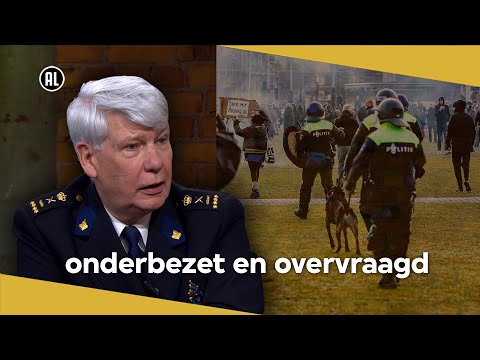 Druk op de politie: demonstraties, racisme, personeelstekort | Henk van Essen | Buitenhof