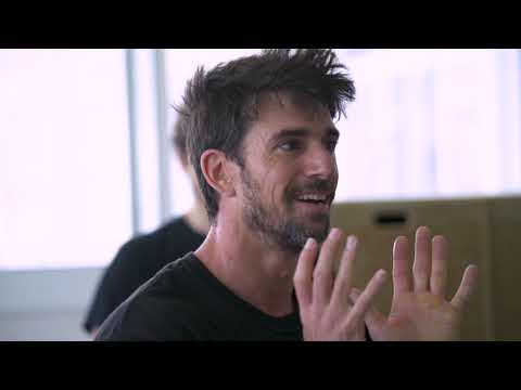 "フィットネスの人は最悪の引越し屋さん" - イド・ポータル - Just Move By London Real ("Fitness People Are the Worst Movers" - Ido Portal - Just Move By London Real)