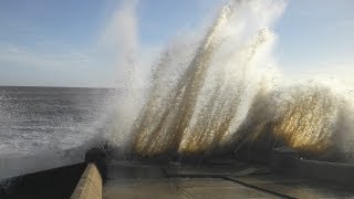preview picture of video 'Storm Surge Waves - Lowestoft Sea Front 6 December 2013'