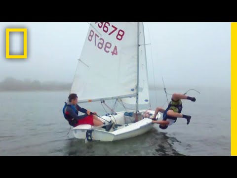 スピネーカーの下にあるヨット