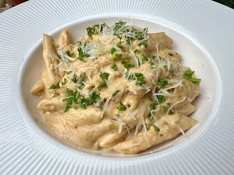 Pasta con salsa de cebolla caramelizada