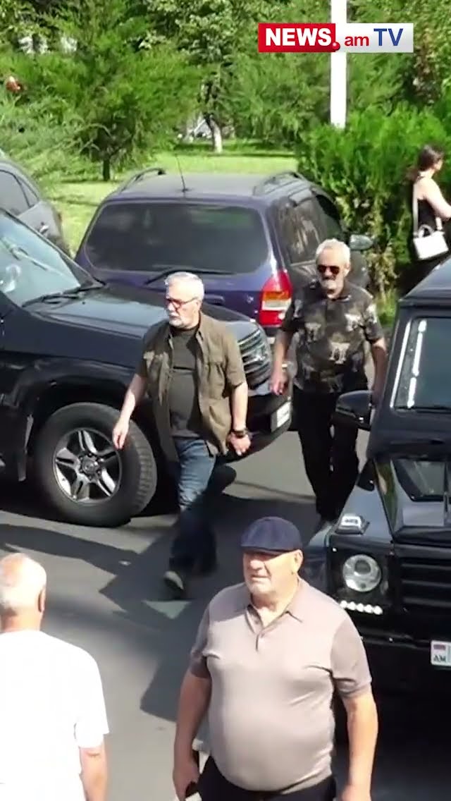 ՔՊ–ական պատգամավորներ Սասուն Միքայելյանը եւ Անդրանիկ Քոչարյանը Եռաբլուրում են